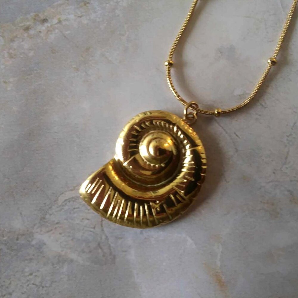 NEW Gold Seashell Necklace.